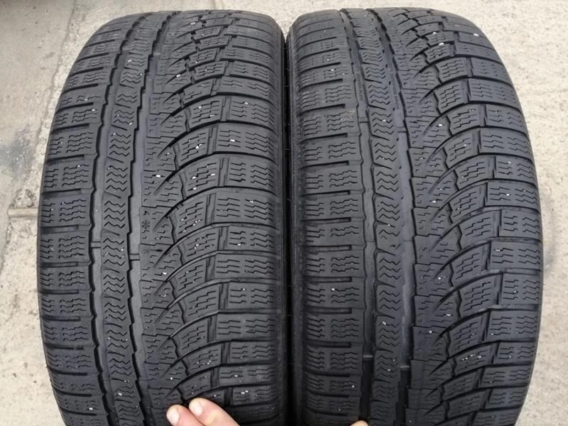 Гуми Зимни 225/45R19, снимка 1 - Гуми и джанти - 34289535