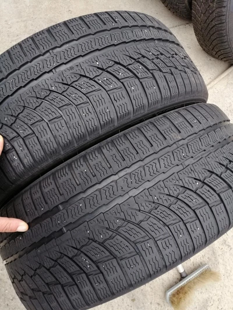 Гуми Зимни 225/45R19, снимка 2 - Гуми и джанти - 34289535