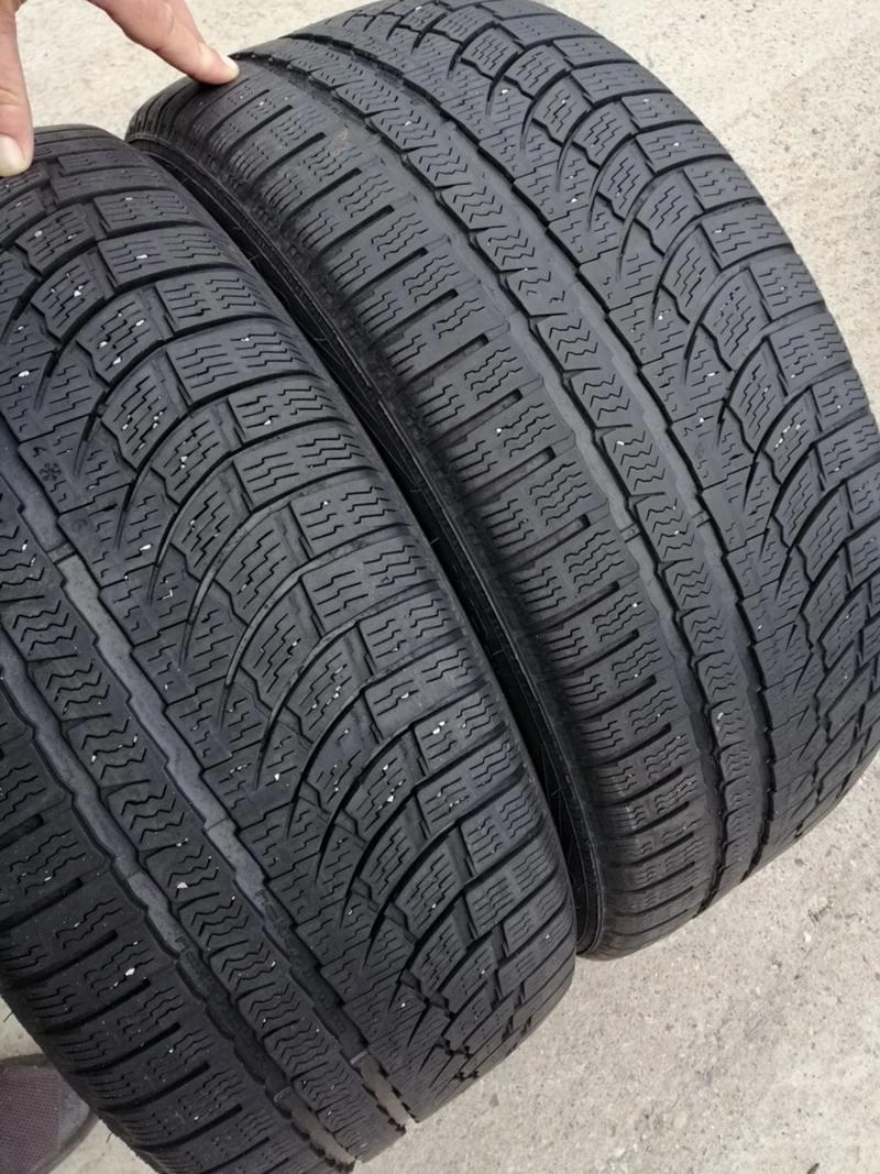 Гуми Зимни 225/45R19, снимка 3 - Гуми и джанти - 34289535