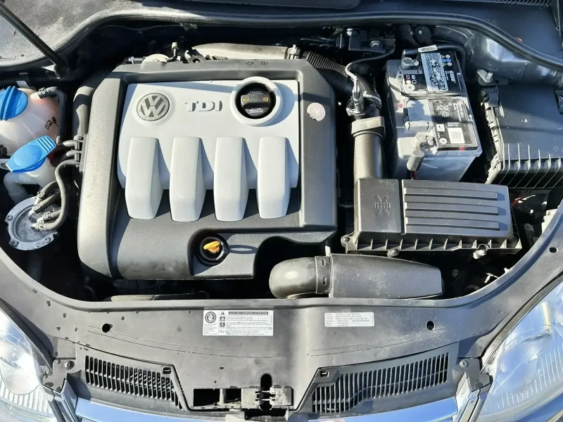 VW Golf 1.9 TDI , снимка 16 - Автомобили и джипове - 48040872