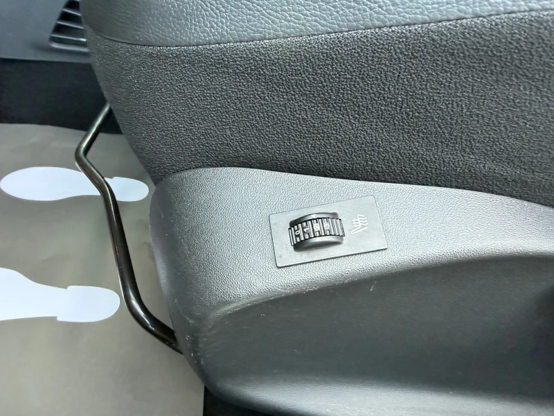 Peugeot 208 1.6HDI КОЖА/ПАНОРАМА/НАВИГАЦИЯ, снимка 13 - Автомобили и джипове - 52409492