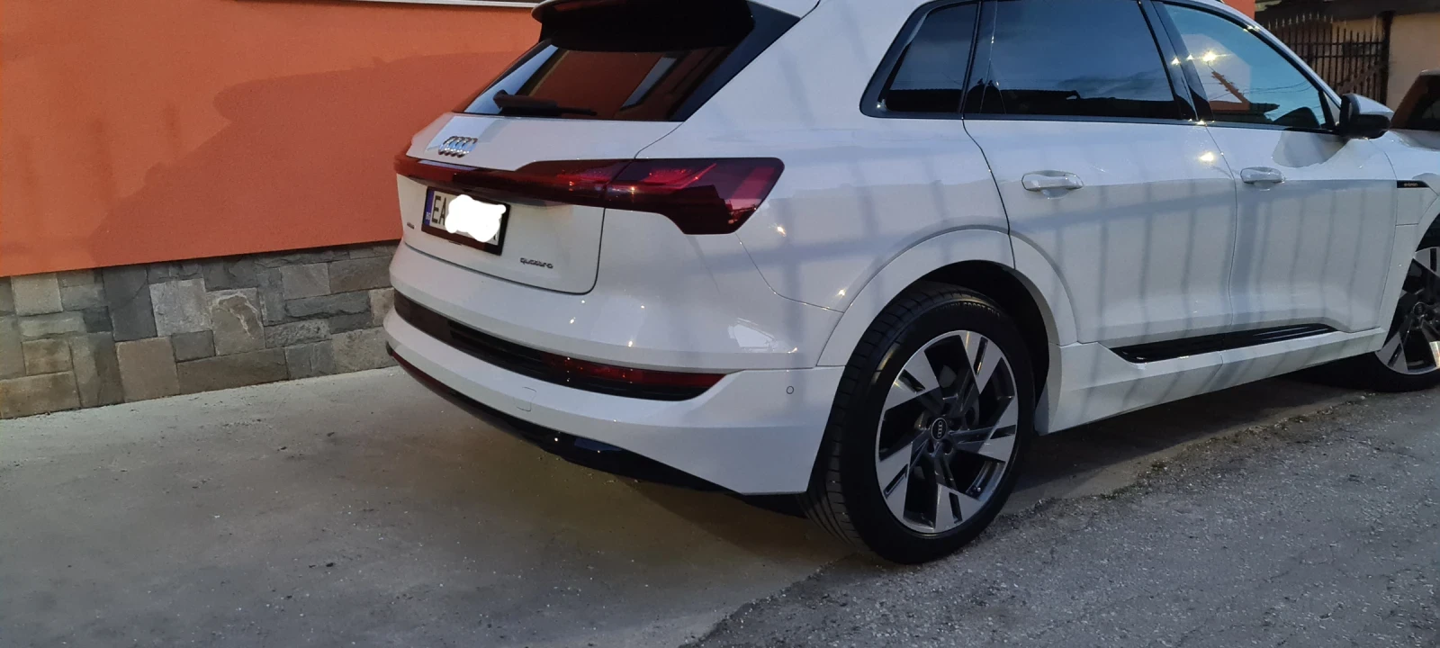 Audi E-Tron 55_95kw/h 408k.c. - изображение 5
