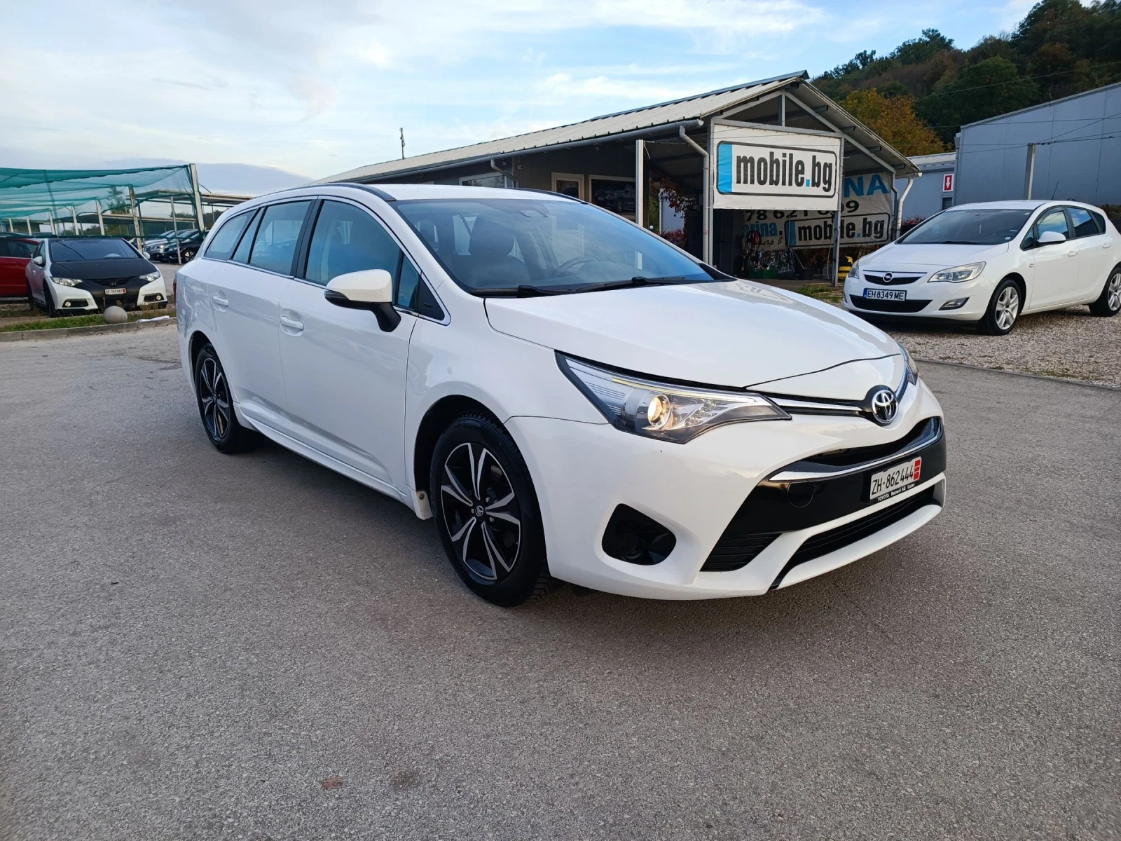 Toyota Avensis 1.8i-147 кс-ШВЕЙЦАРИЯ-АВТОМАТ-NAVI - изображение 2