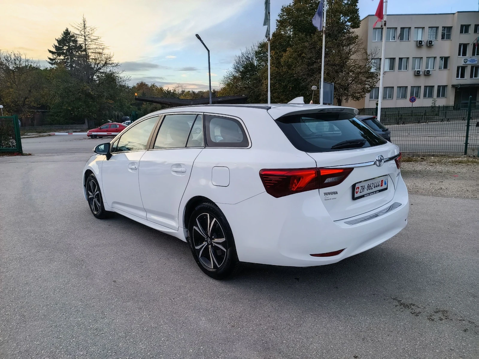 Toyota Avensis 1.8i-147 кс-ШВЕЙЦАРИЯ-АВТОМАТ-NAVI - изображение 6