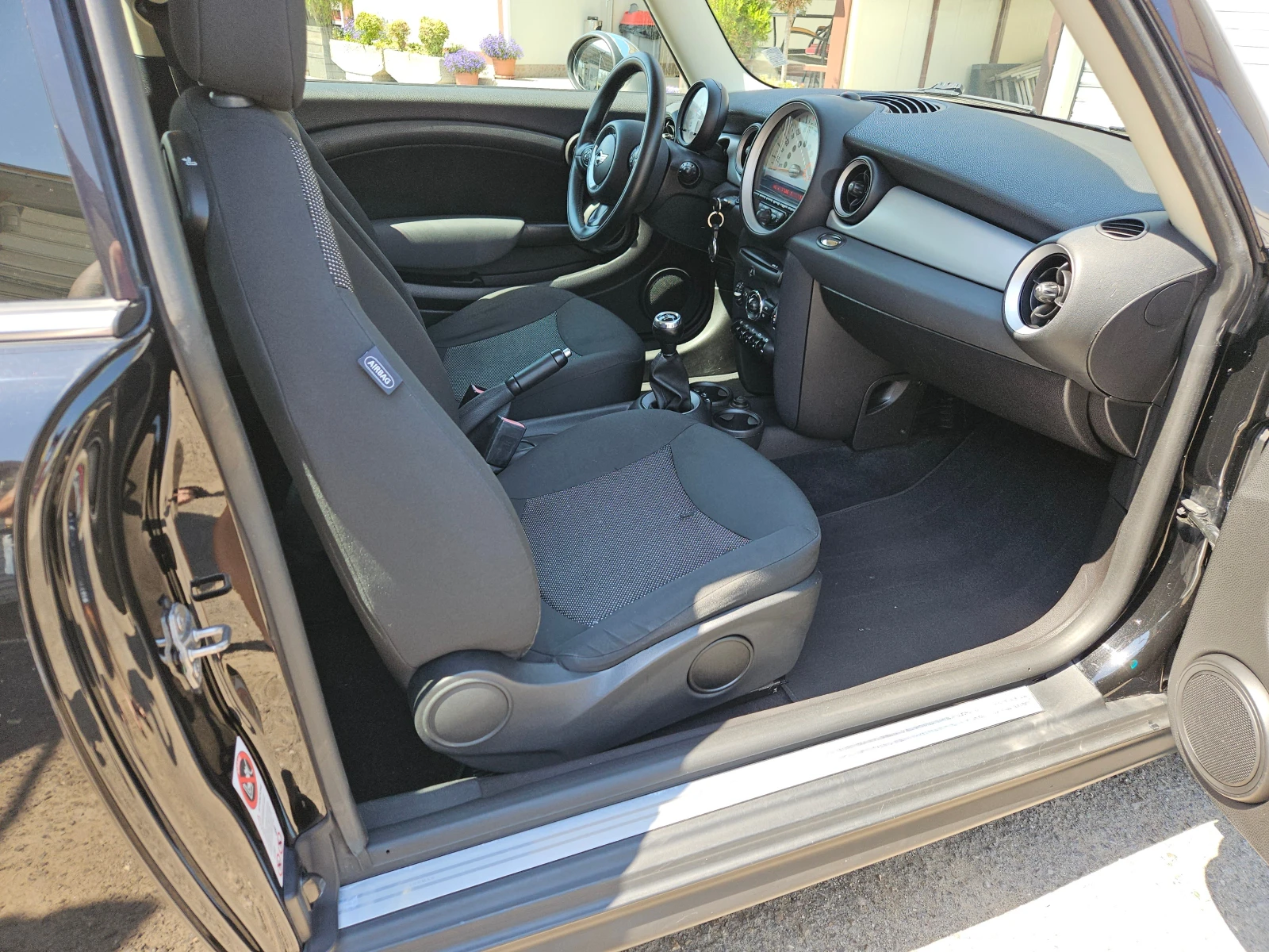 Mini Clubman One/1.6D/6ск./90k.c/ОБСЛУЖЕН/ACC/EURO 5B/ТОП, снимка 15 - Автомобили и джипове - 55101327