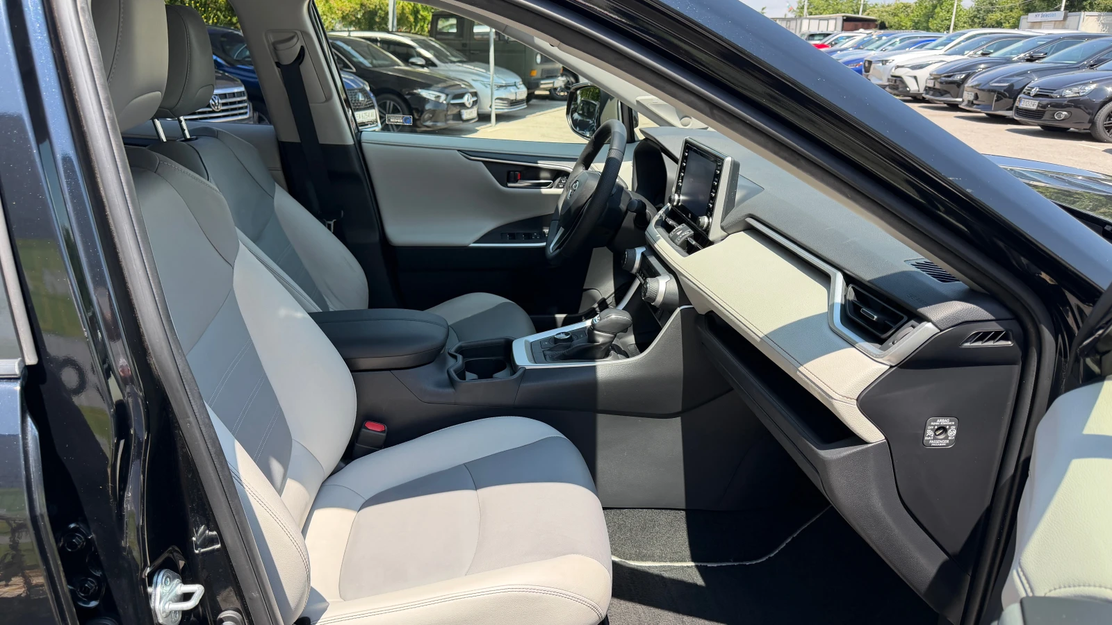 Toyota Rav4 Lounge 2.5 Hybrid 4x4 в Гаранция, снимка 11 - Автомобили и джипове - 55311398