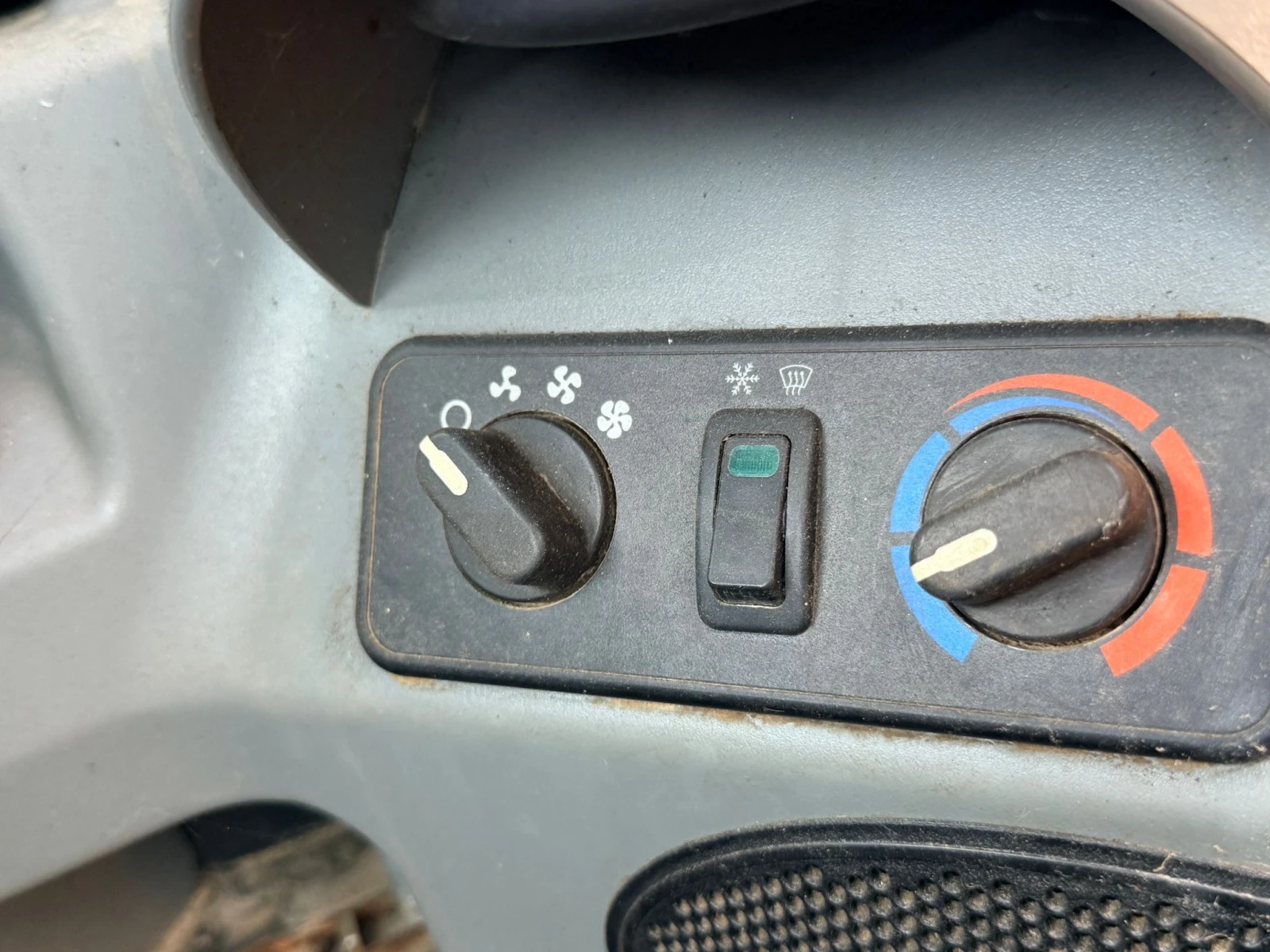 Мини челни товарачи Bobcat T650 HF С КОФА И ВИЛИЦИ ЛИЗИНГ, снимка 4 - Индустриална техника - 54229657