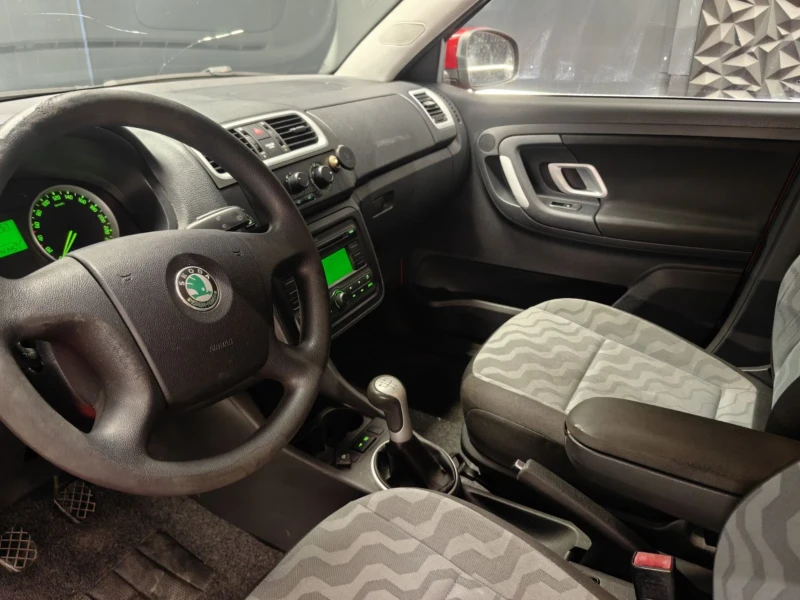 Skoda Fabia 1.4* БЕНЗИН/ГАЗ* КЛИМАТИК* ПЕРФЕКТЕН, снимка 5 - Автомобили и джипове - 51347728
