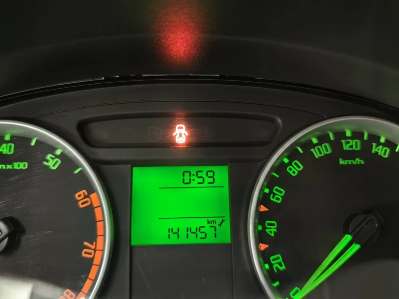 Skoda Fabia 1.4* БЕНЗИН/ГАЗ* КЛИМАТИК* ПЕРФЕКТЕН, снимка 9 - Автомобили и джипове - 51347728