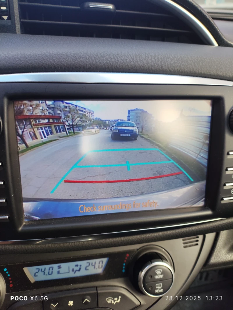 Toyota Yaris Hybrid , снимка 8 - Автомобили и джипове - 53101681