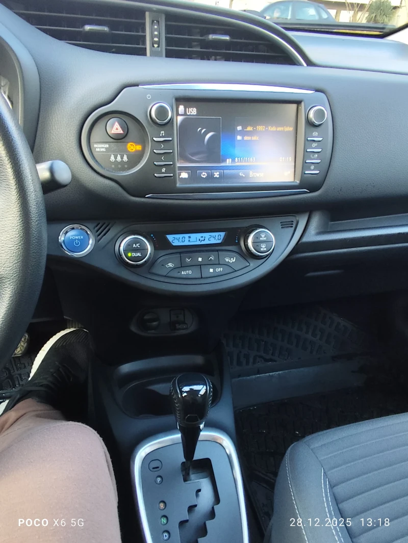 Toyota Yaris Hybrid , снимка 12 - Автомобили и джипове - 53101681