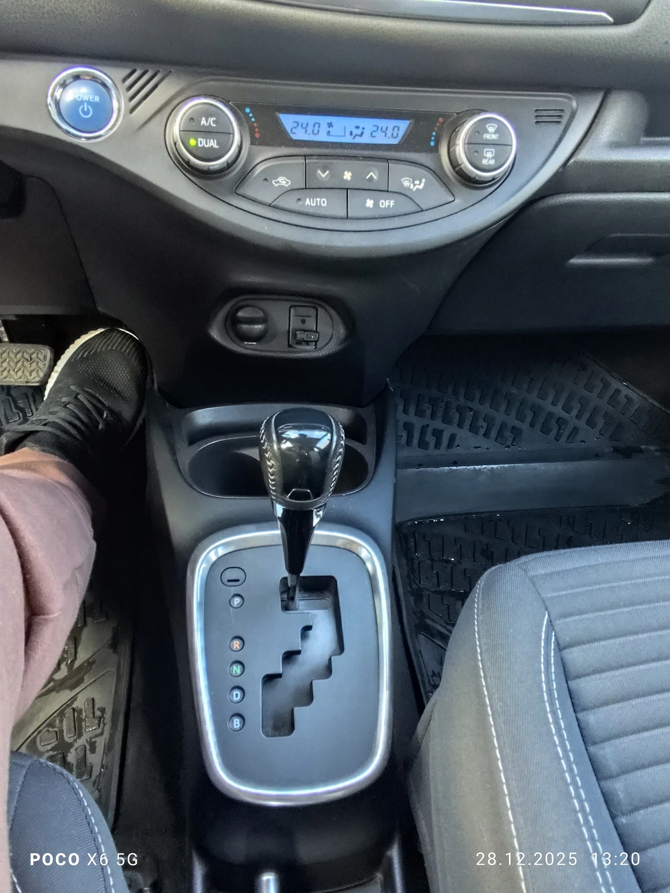 Toyota Yaris Hybrid  - изображение 7