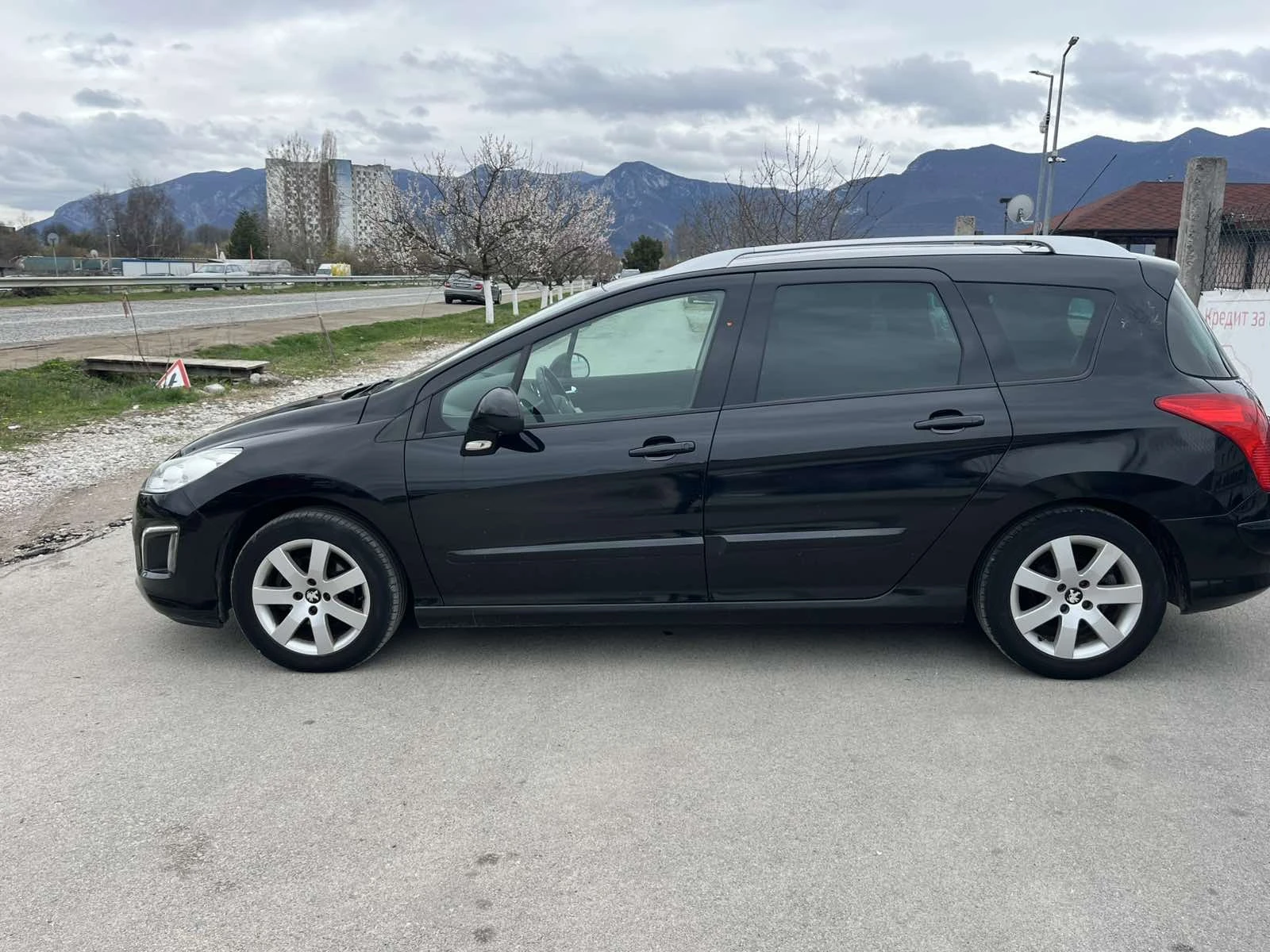 Peugeot 308 SW 1.6HDI 92кс 7 МЕСТА КЛИМАТРОНИК АВТОПИЛОТ, снимка 6 - Автомобили и джипове - 54032834