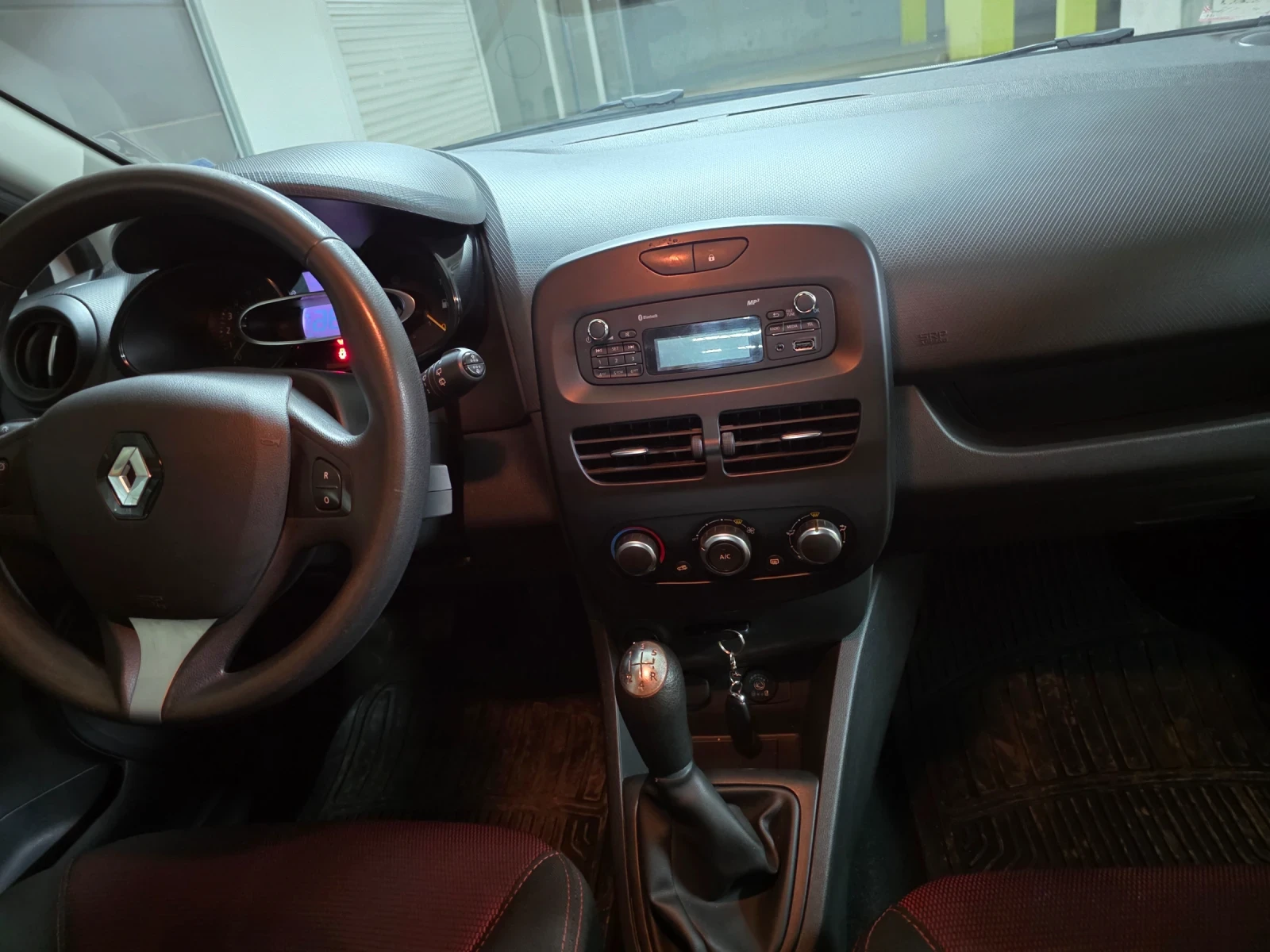 Renault Clio IV, снимка 12 - Автомобили и джипове - 54329312