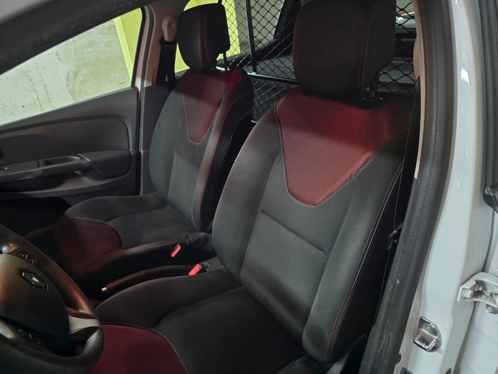 Renault Clio IV, снимка 11 - Автомобили и джипове - 54329312