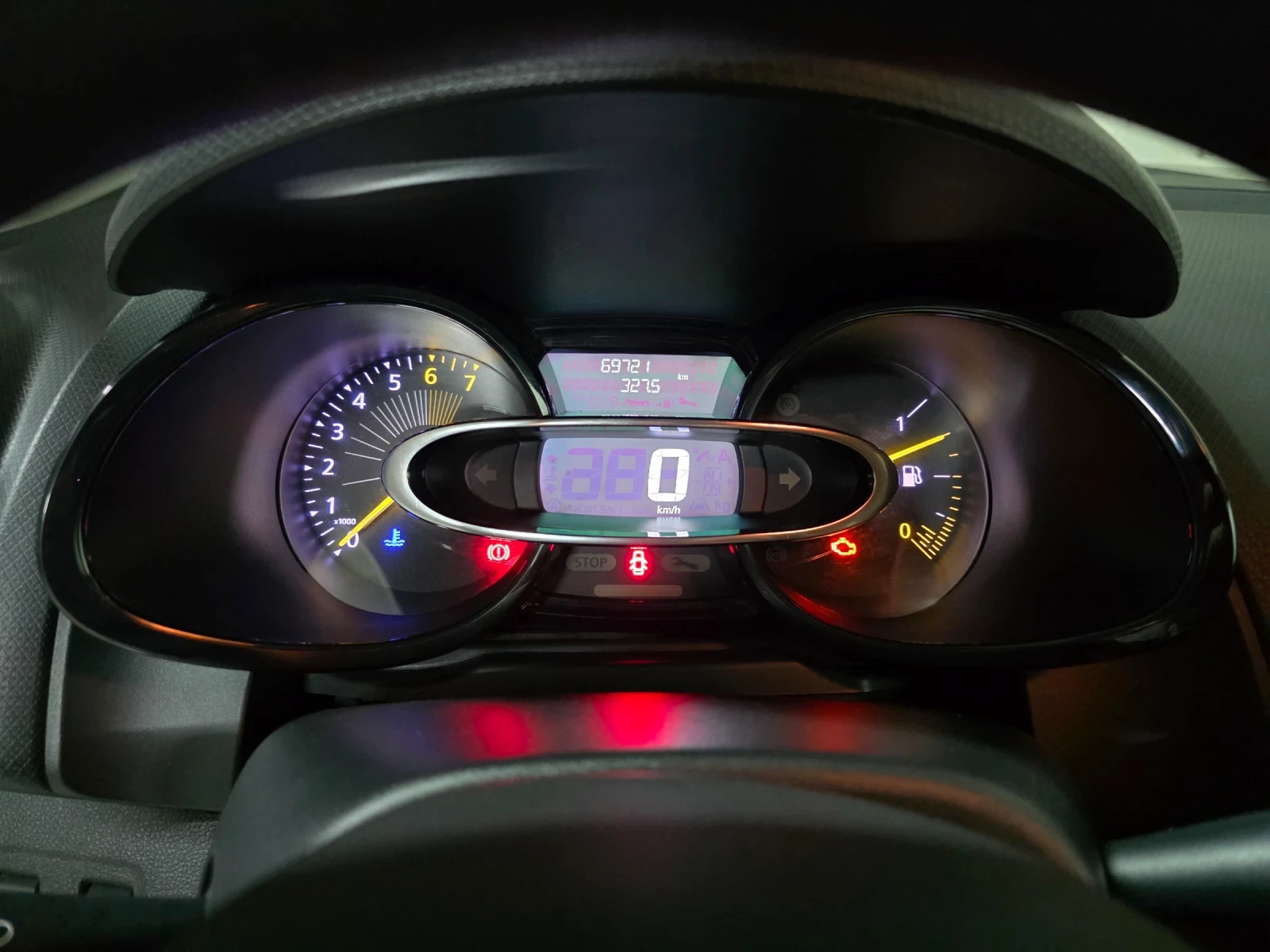 Renault Clio IV, снимка 13 - Автомобили и джипове - 54329312