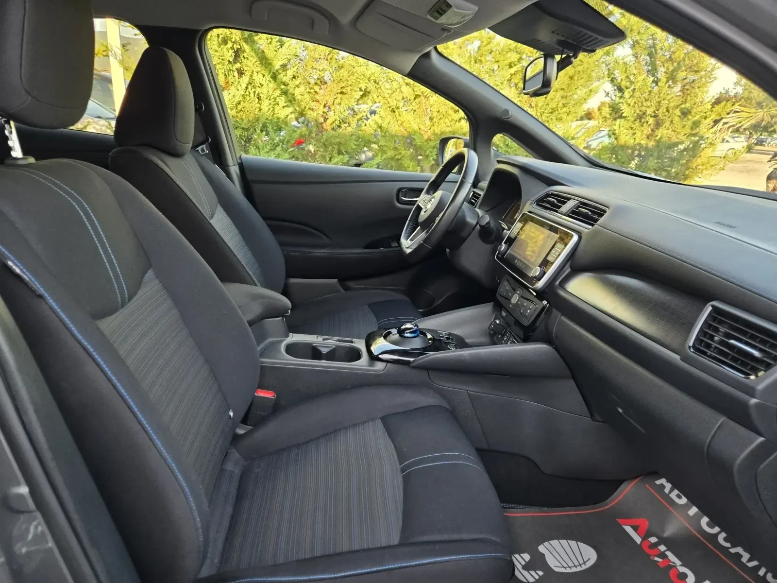 Nissan Leaf  15.000км/TEKNA/ПОДГРЕВ/360/DISTRONIC/CAR PLAY, снимка 14 - Автомобили и джипове - 55911263