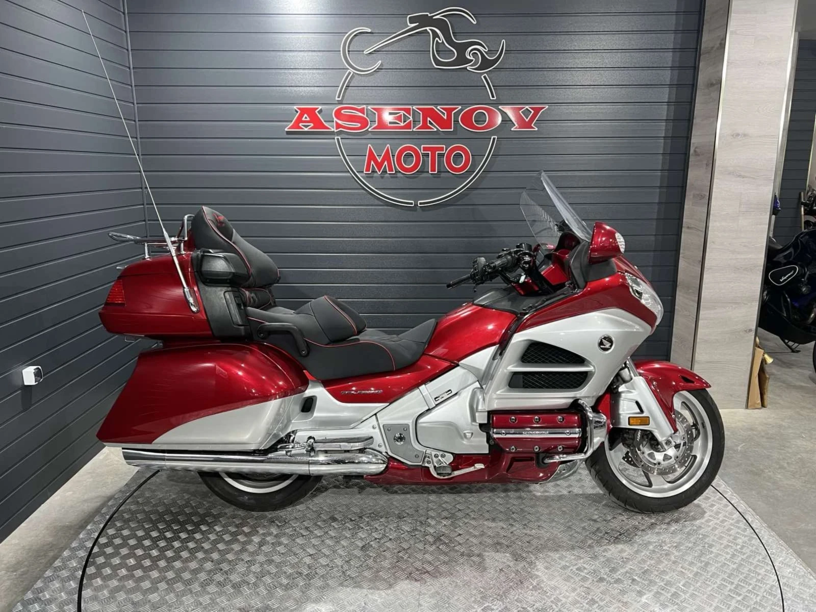 Honda Gold Wing RED & SILVER 2015 - изображение 2
