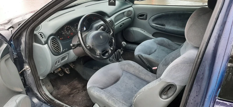 Renault Megane 1.6е coach, снимка 7 - Автомобили и джипове - 48273564