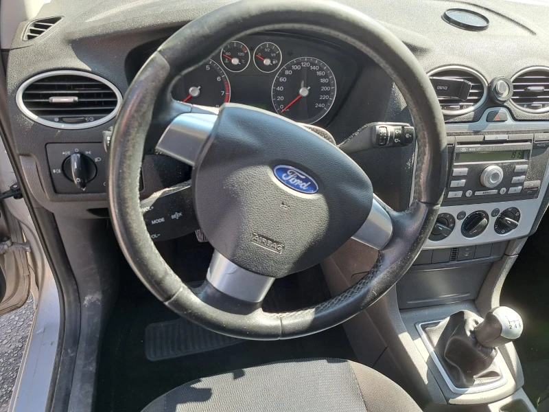 Ford Focus 1.6 комби, снимка 8 - Автомобили и джипове - 49213768