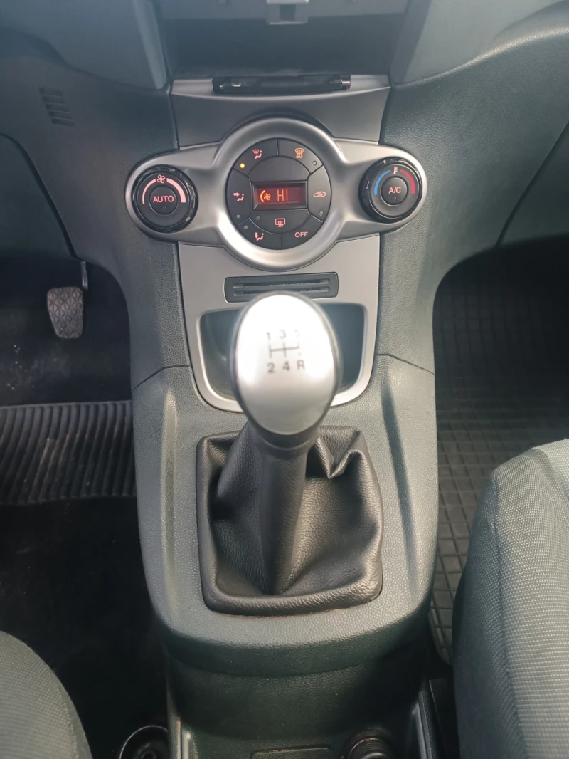 Ford Fiesta 1, 4i, ПЕРФЕКТНА, ЛИЗИНГ , снимка 10 - Автомобили и джипове - 53396986