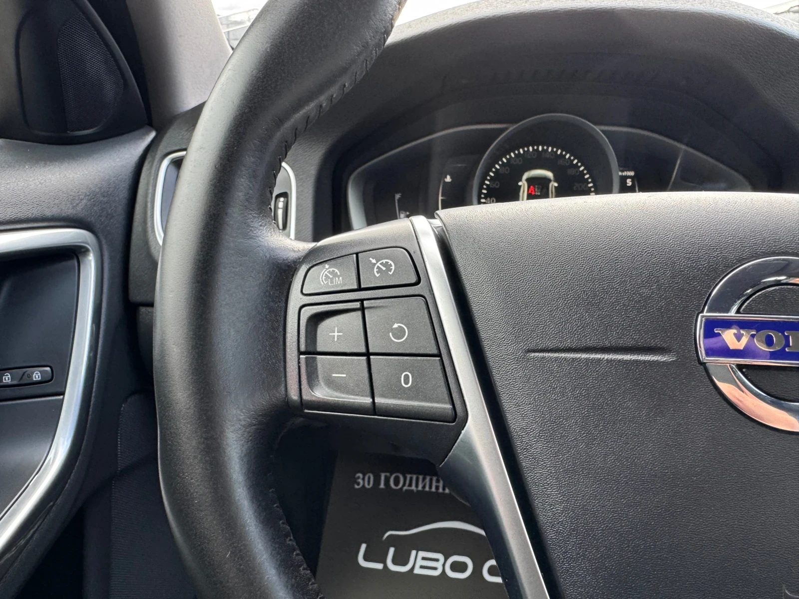 Volvo V60 2.0D-DIGITAL-AUT-NAVI-TOP, снимка 14 - Автомобили и джипове - 54063136