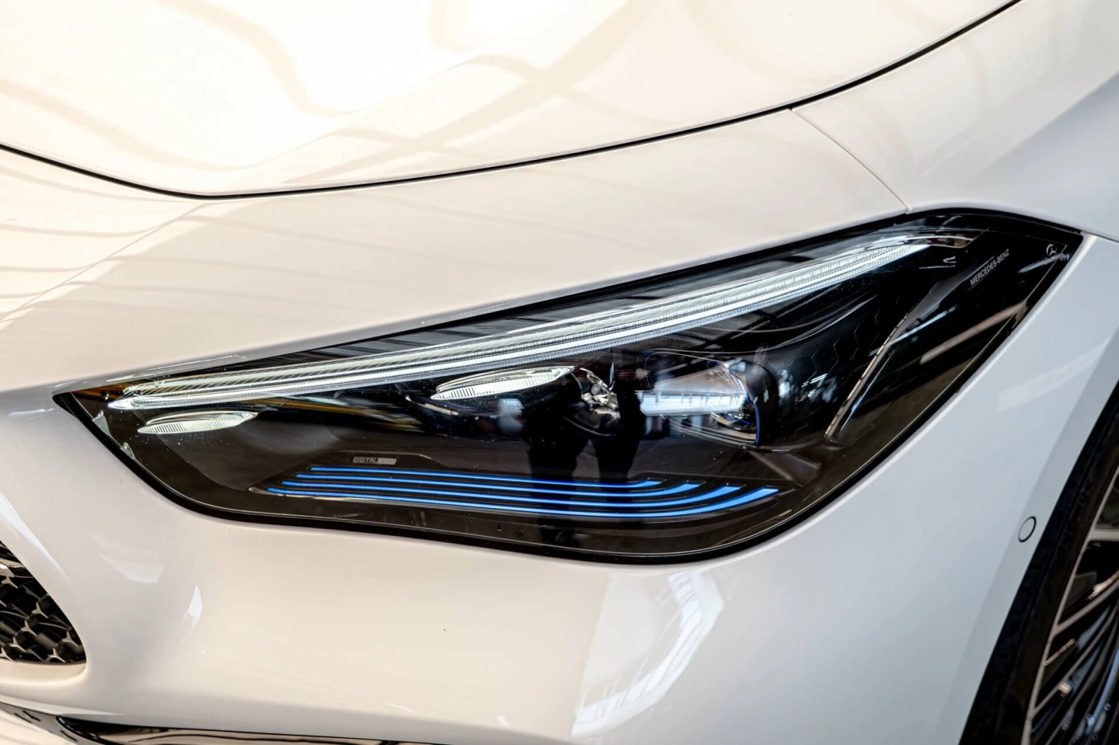 Mercedes-Benz CLE 300 Plug-in Hybrid/AMG Line/Advanced/Панорама/MBUX/Кам, снимка 4 - Автомобили и джипове - 54687301