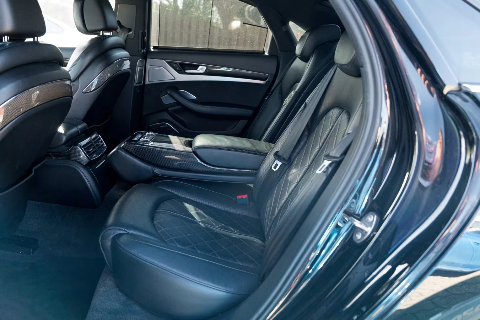 Audi S8 B&O/CARBON/520HP/CAM/QUATTRO/LED/CERAMICA/4.0TFSI, снимка 5 - Автомобили и джипове - 54721404