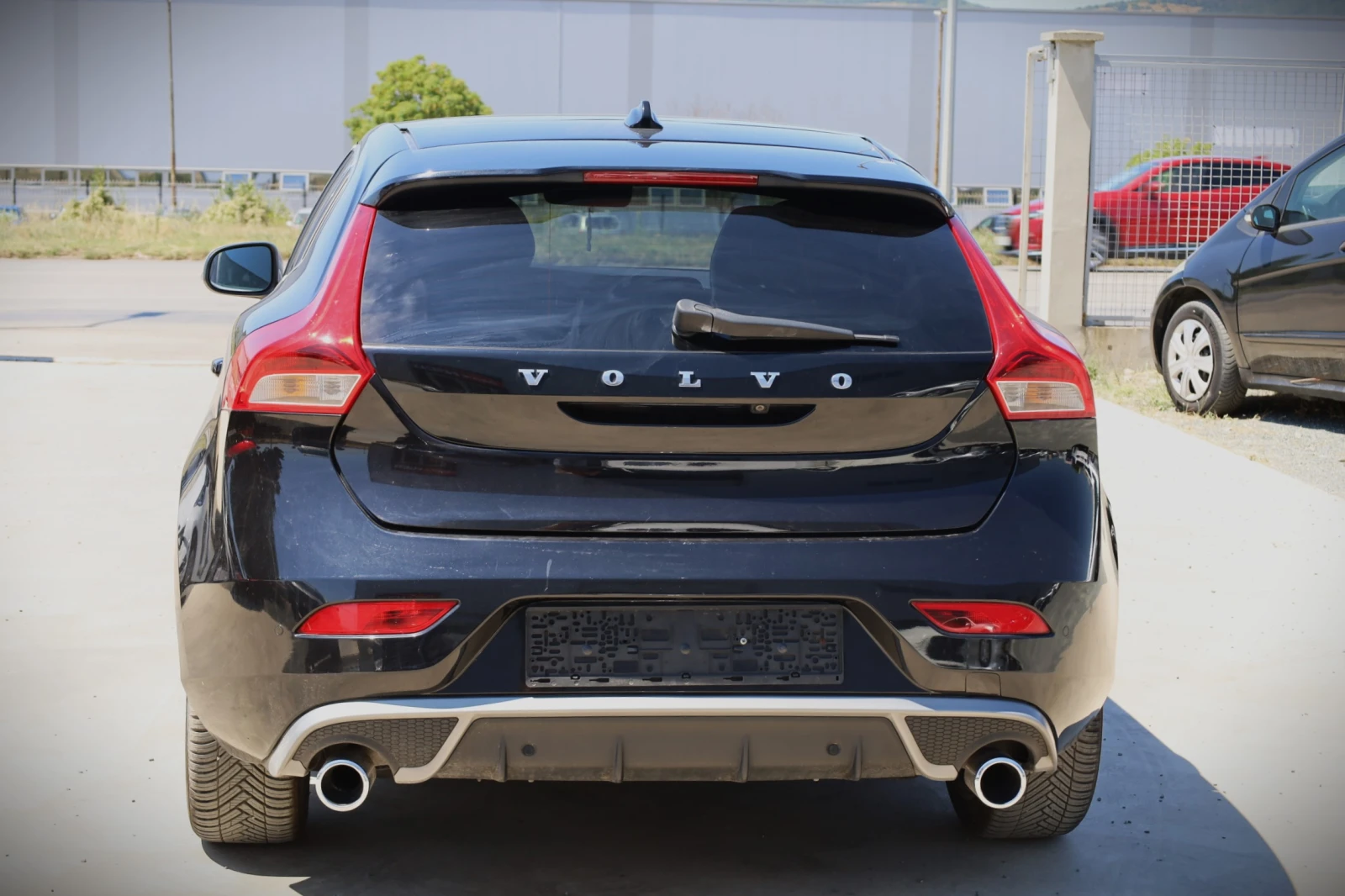 Volvo V40 R-Design 2.0D, снимка 3 - Автомобили и джипове - 55476697