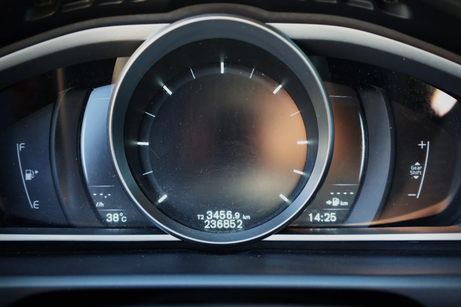 Volvo V40 R-Design 2.0D, снимка 12 - Автомобили и джипове - 55476697