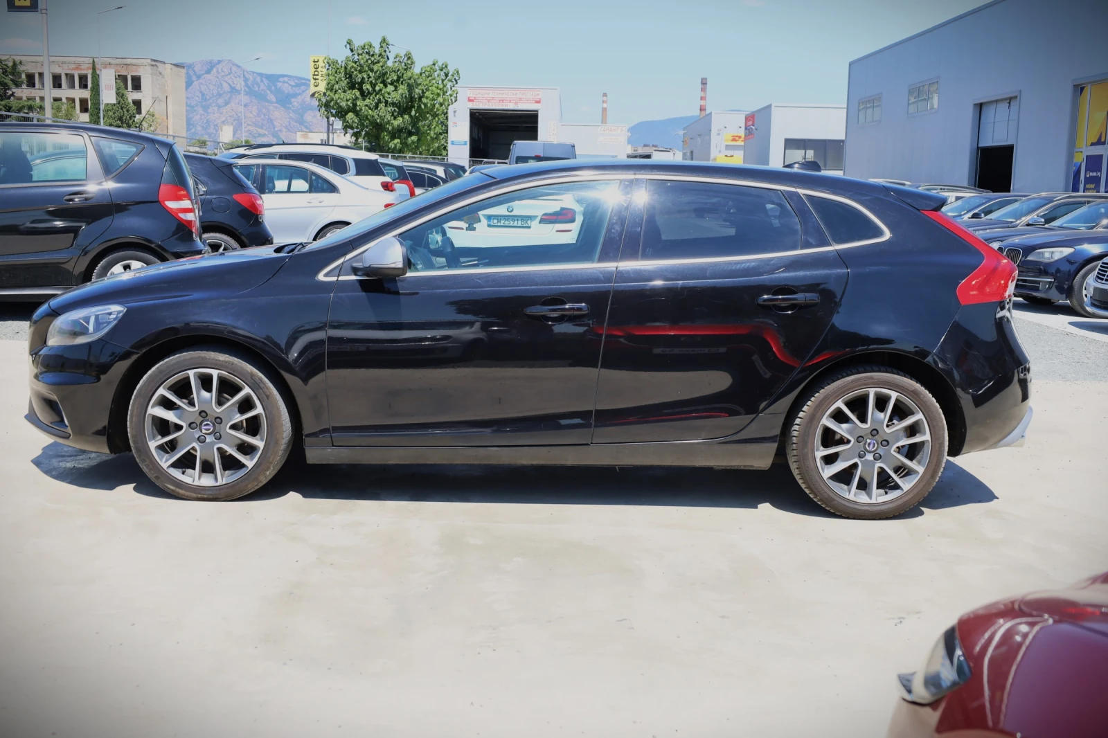 Volvo V40 R-Design 2.0D, снимка 4 - Автомобили и джипове - 55476697