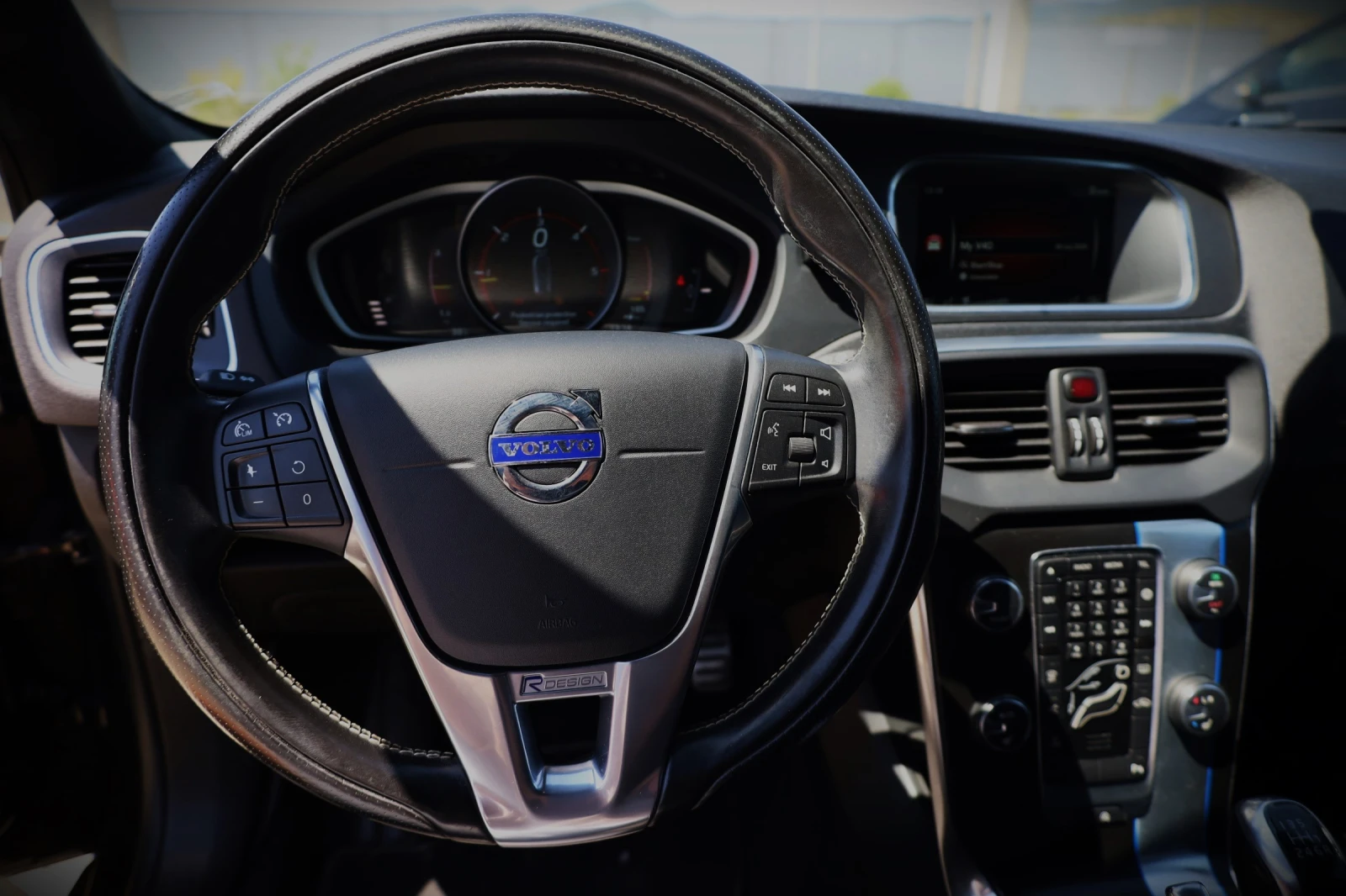 Volvo V40 R-Design 2.0D, снимка 10 - Автомобили и джипове - 55476697