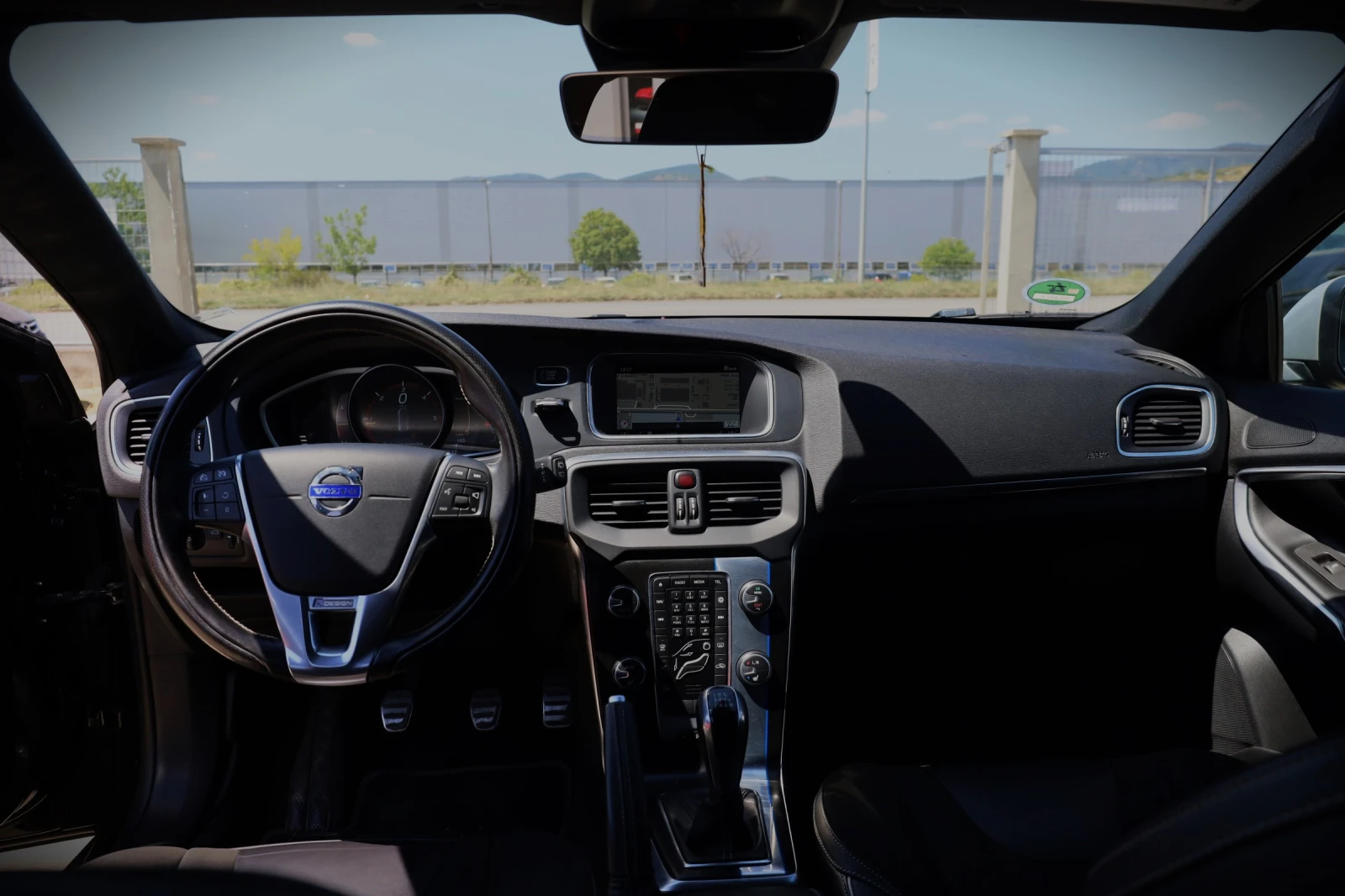 Volvo V40 R-Design 2.0D, снимка 9 - Автомобили и джипове - 55476697