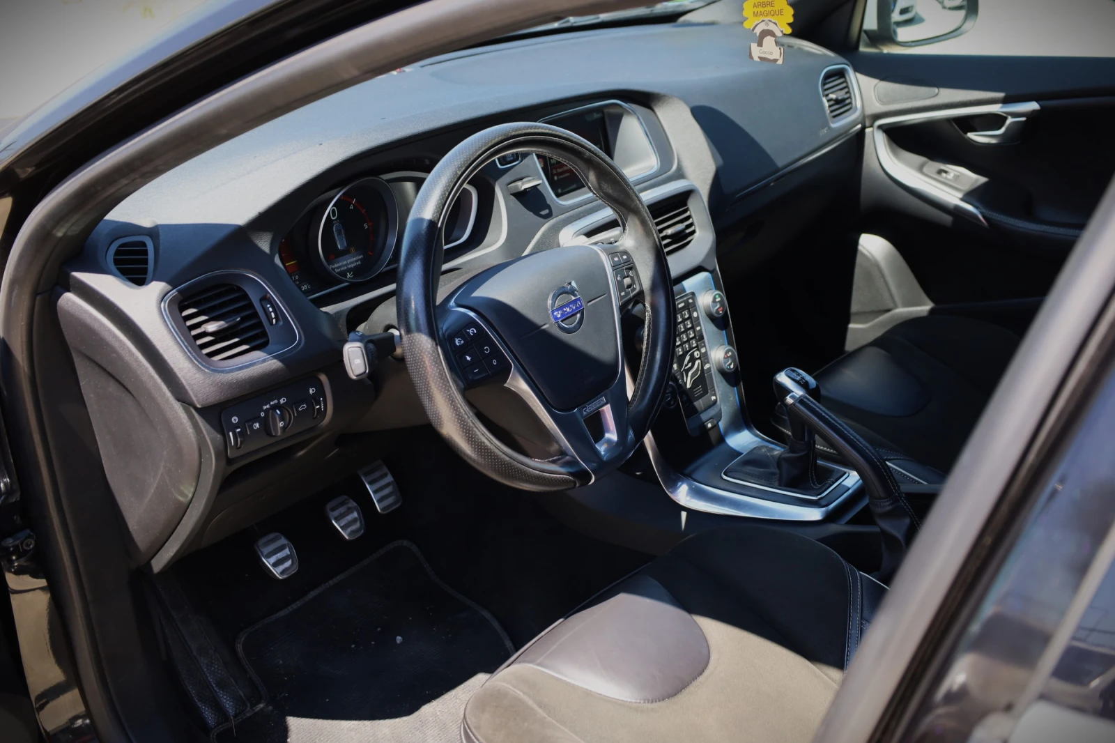 Volvo V40 R-Design 2.0D, снимка 8 - Автомобили и джипове - 55476697