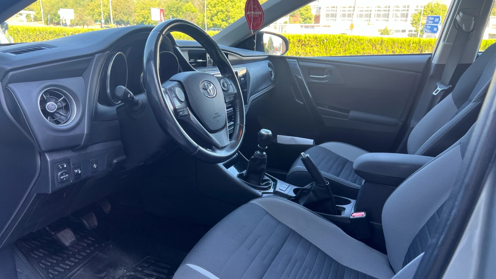 Toyota Auris 1.6D 6MT, снимка 9 - Автомобили и джипове - 56117084