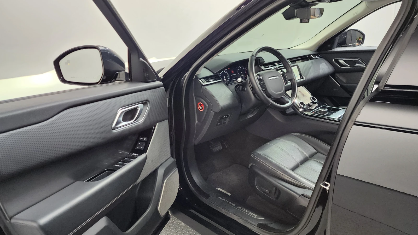 Land Rover Range Rover Velar D240* BLIND SPOT* ЕЛ. БАГАЖНИК* ЛЮК* КРАЙНА ЦЕНА, снимка 10 - Автомобили и джипове - 55595197