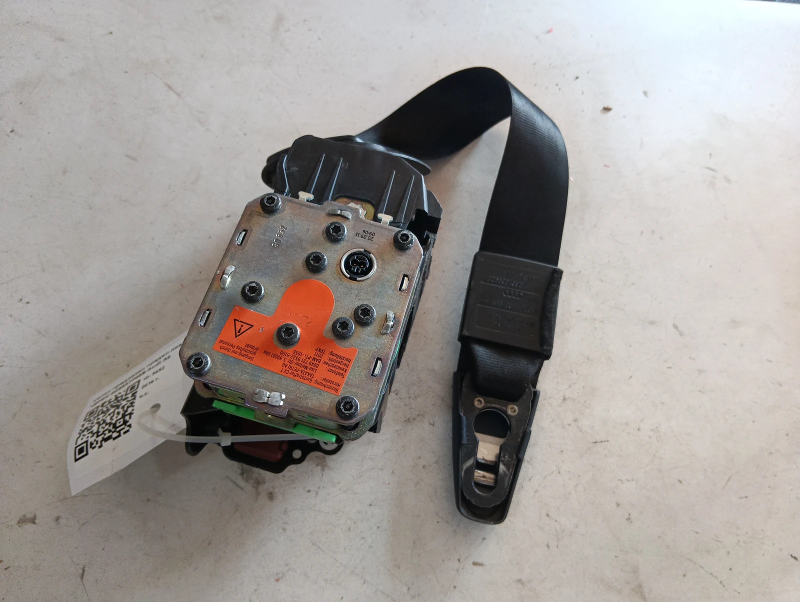 колан предпазен преден ляв ЧЕРЕН 4G8857705B Audi A6