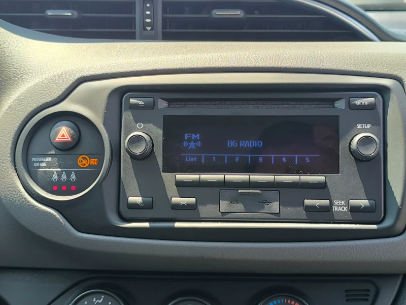 Toyota Yaris 1.0VVT-i, снимка 12 - Автомобили и джипове - 48233154