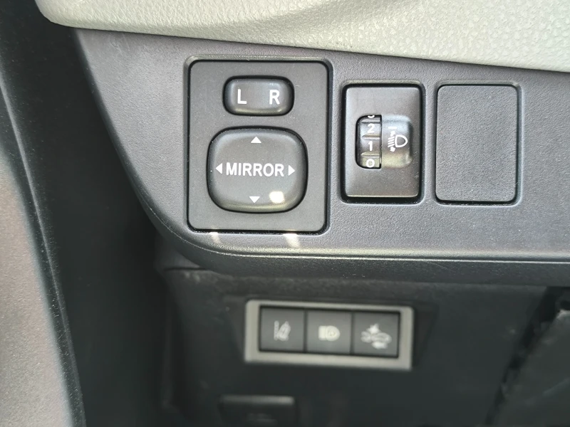 Toyota Yaris 1.0VVT-i, снимка 15 - Автомобили и джипове - 48233154