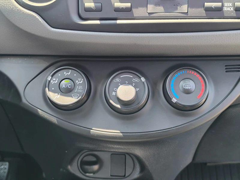 Toyota Yaris 1.0VVT-i, снимка 13 - Автомобили и джипове - 48233154