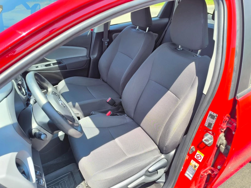 Toyota Yaris 1.0VVT-i, снимка 8 - Автомобили и джипове - 48233154