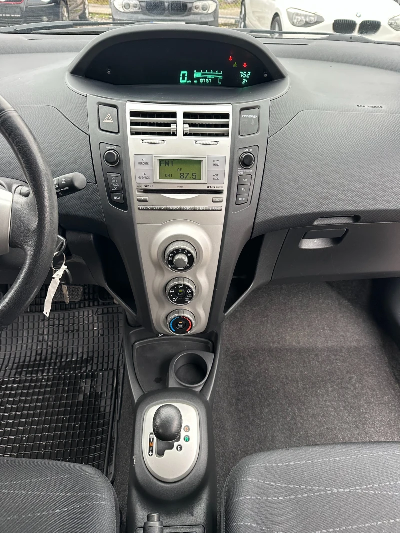 Toyota Yaris 1.4D4D 90kc AUTOMATIC, снимка 12 - Автомобили и джипове - 48208296