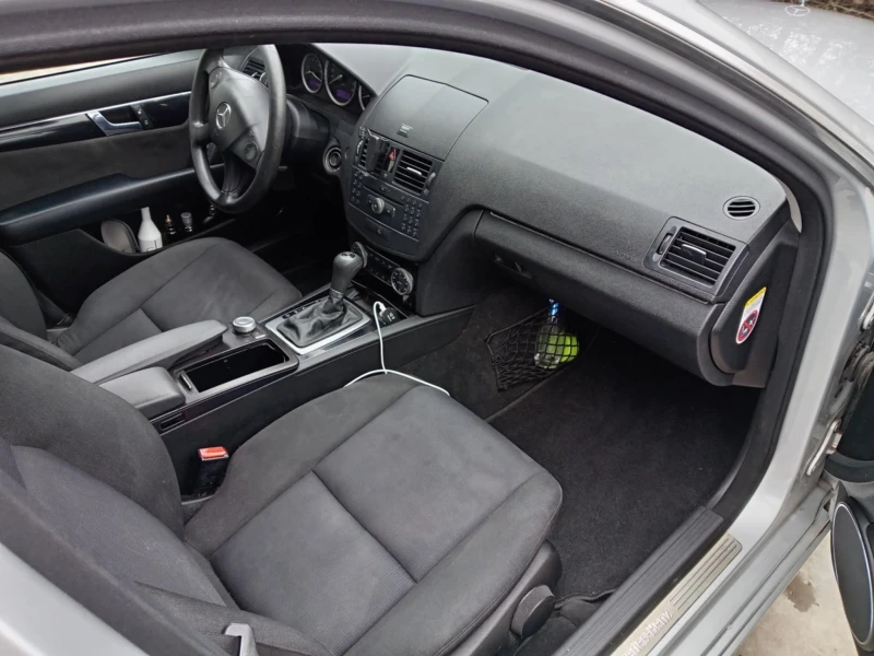 Mercedes-Benz C 180, снимка 9 - Автомобили и джипове - 52707796