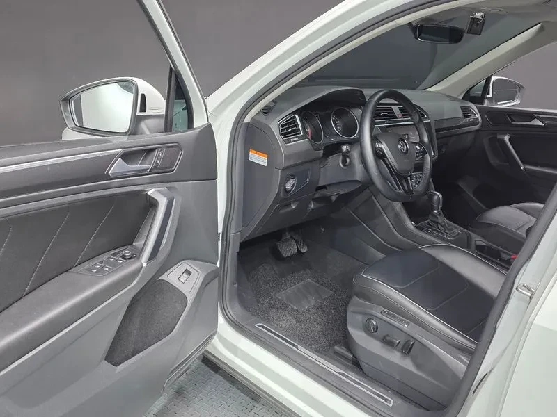 VW Tiguan 2.0 TDI PREMIUM, снимка 10 - Автомобили и джипове - 56294558