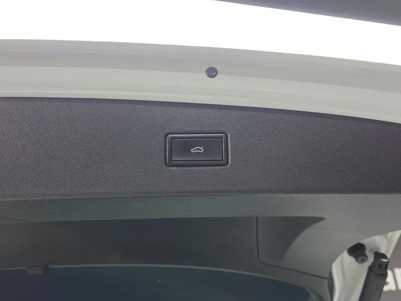VW Tiguan 2.0 TDI PREMIUM, снимка 17 - Автомобили и джипове - 56294558