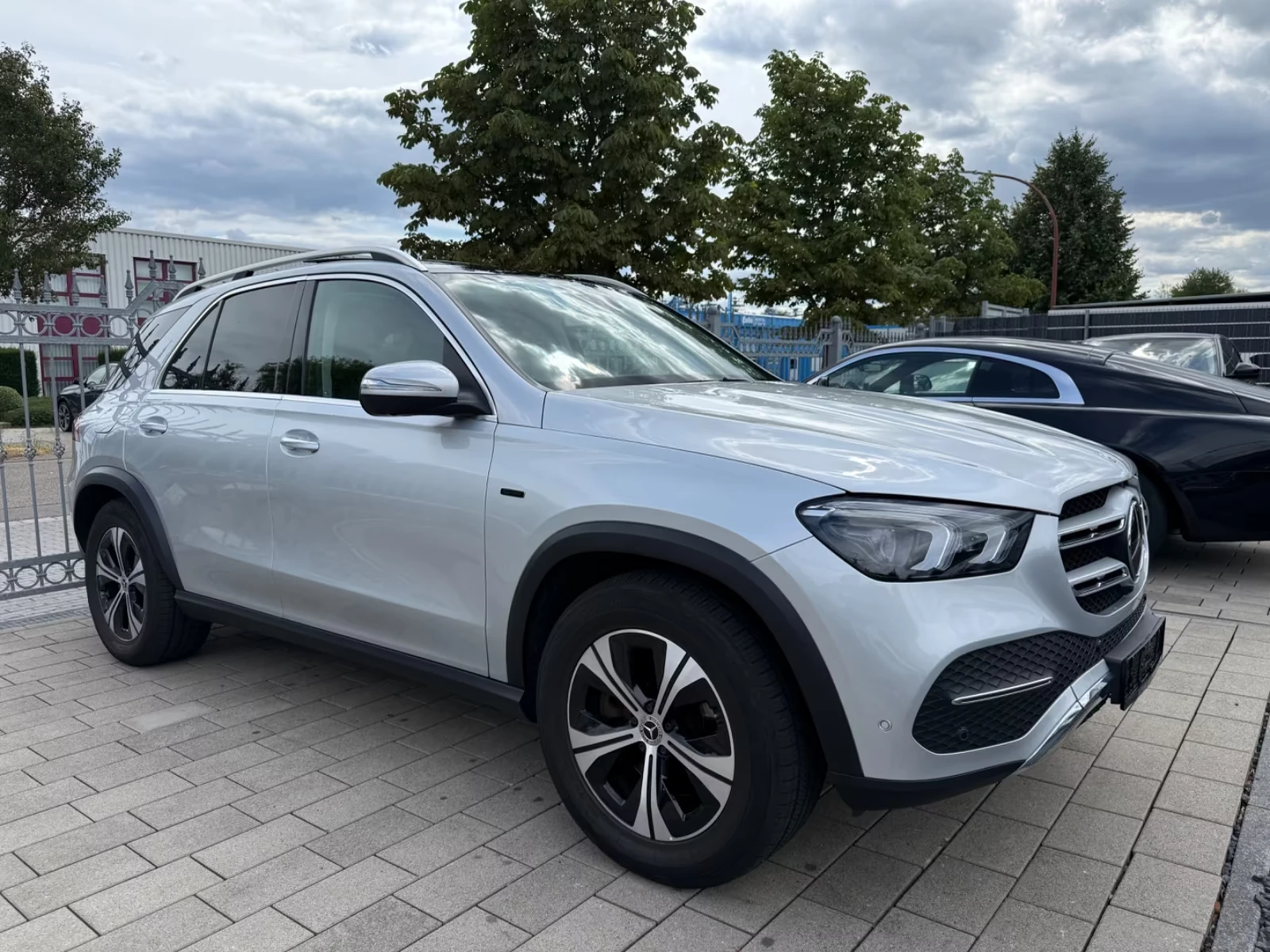Mercedes-Benz GLE 350 de 4Matic Pano KeyGO 360 SzH Distr Burm #iCarbg - изображение 3