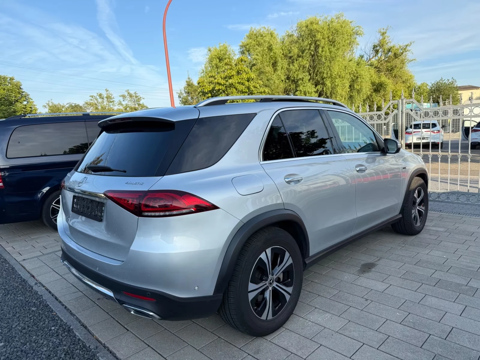 Mercedes-Benz GLE 350 de 4Matic Pano KeyGO 360 SzH Distr Burm #iCarbg - изображение 4