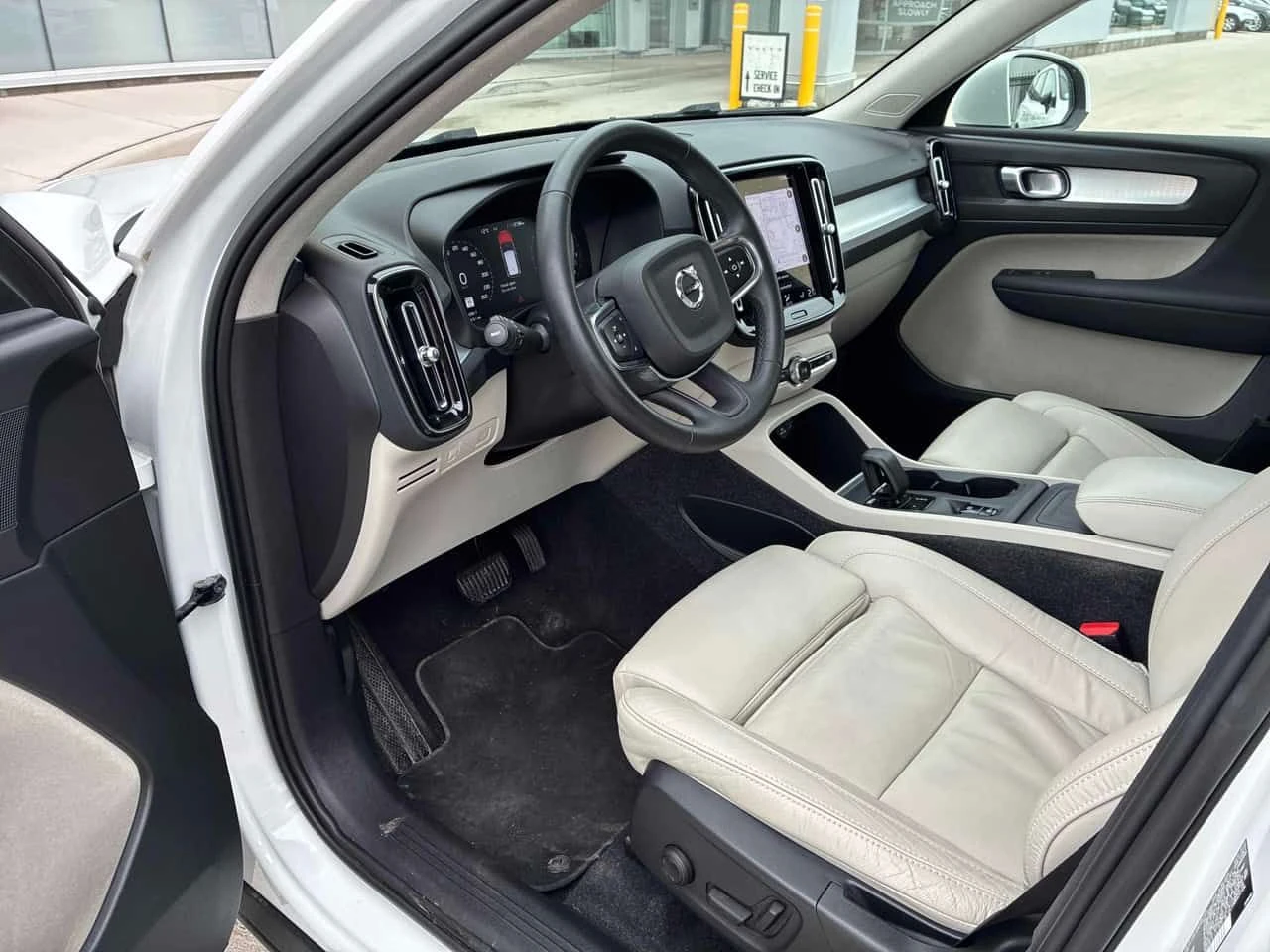 Volvo XC40 Momentum  CARFAX, снимка 5 - Автомобили и джипове - 54222330