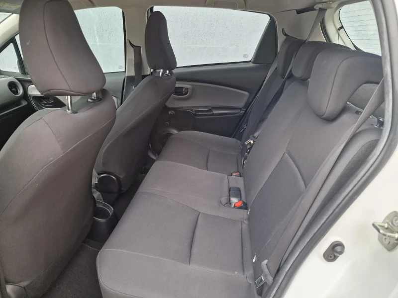 Toyota Yaris 1.5 Hybrid 1.5 , снимка 12 - Автомобили и джипове - 53415454