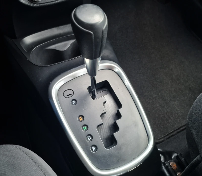 Toyota Yaris 1.5 Hybrid 1.5 , снимка 14 - Автомобили и джипове - 53415454